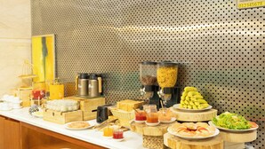 Een buffetopstelling met diverse gerechten en dranken.