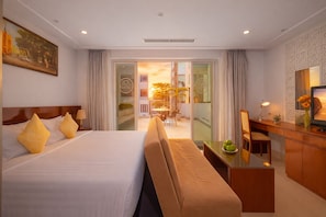 Suite Double with Terrace | Bathroom | Free toiletries, hair dryer, slippers, towels