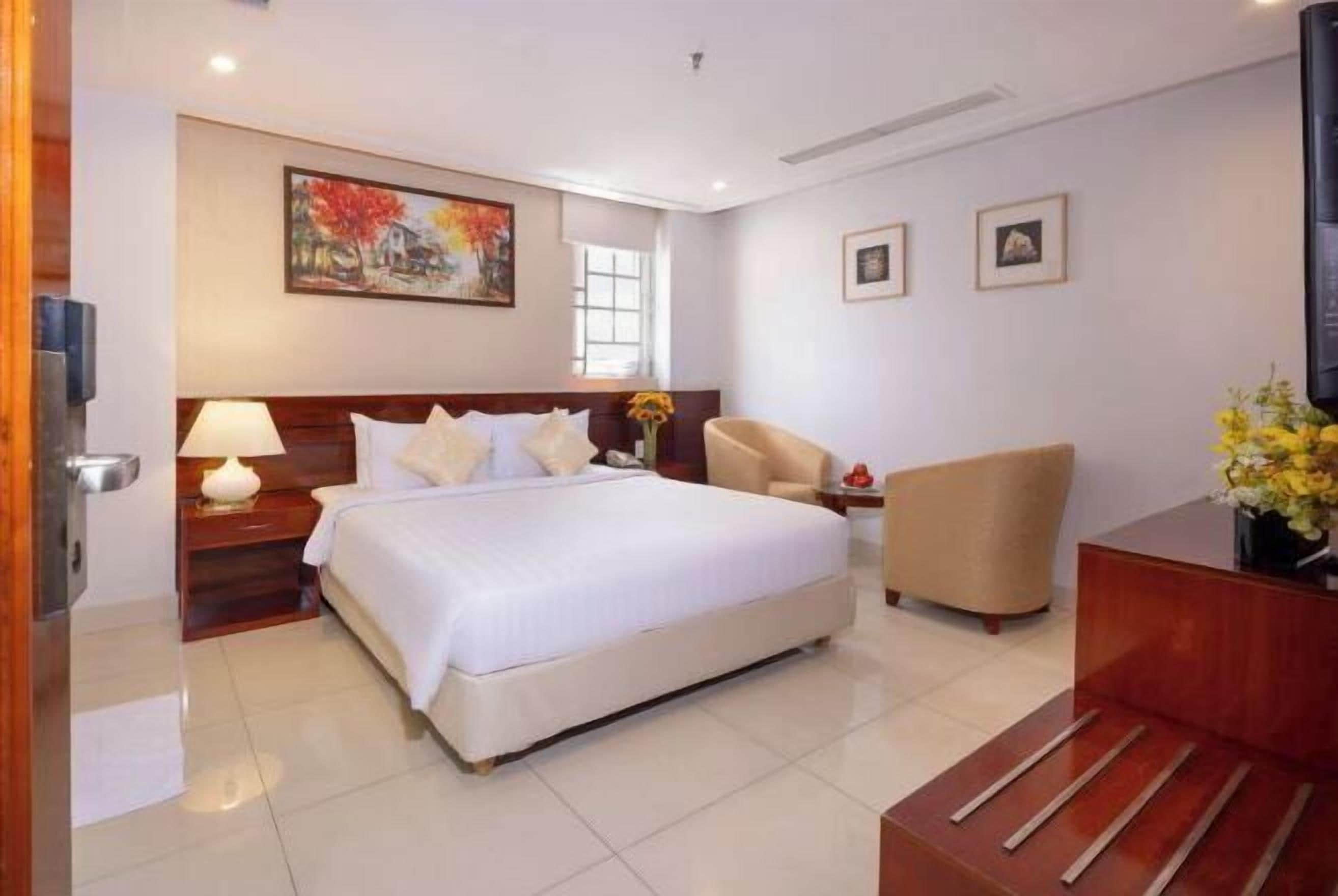 Minibar, caja de seguridad en la habitación y escritorio 