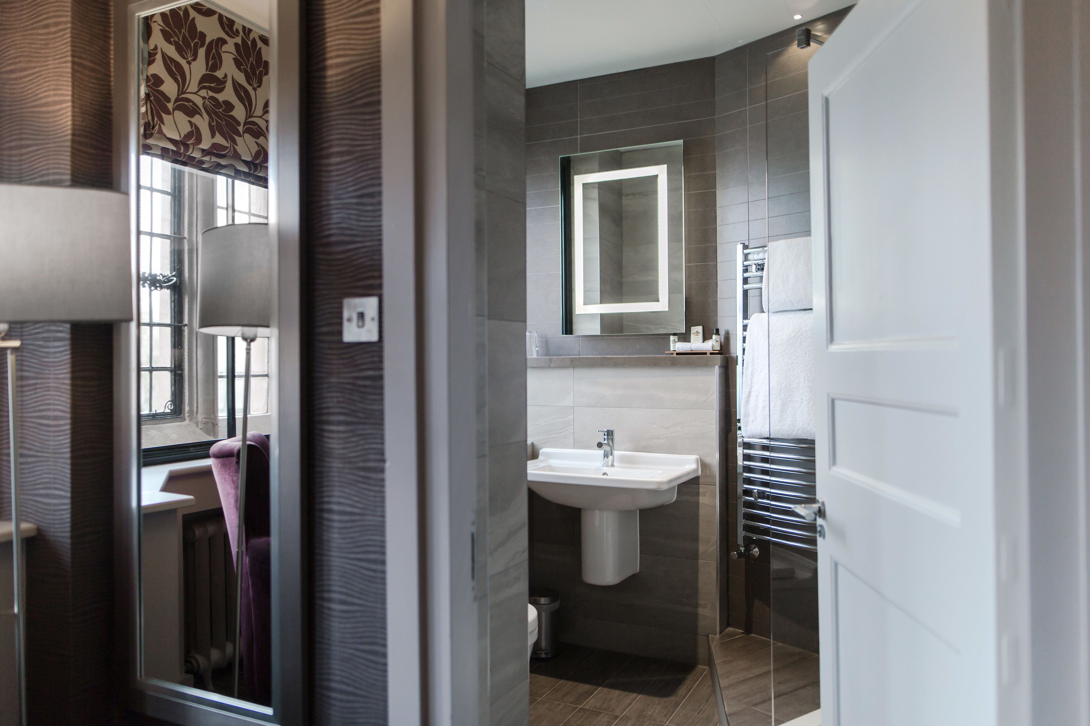 deluxe classic | bathroom | free toiletries, towels