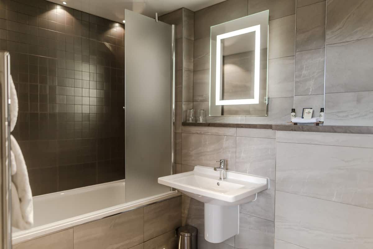 classic suite | bathroom | free toiletries, towels