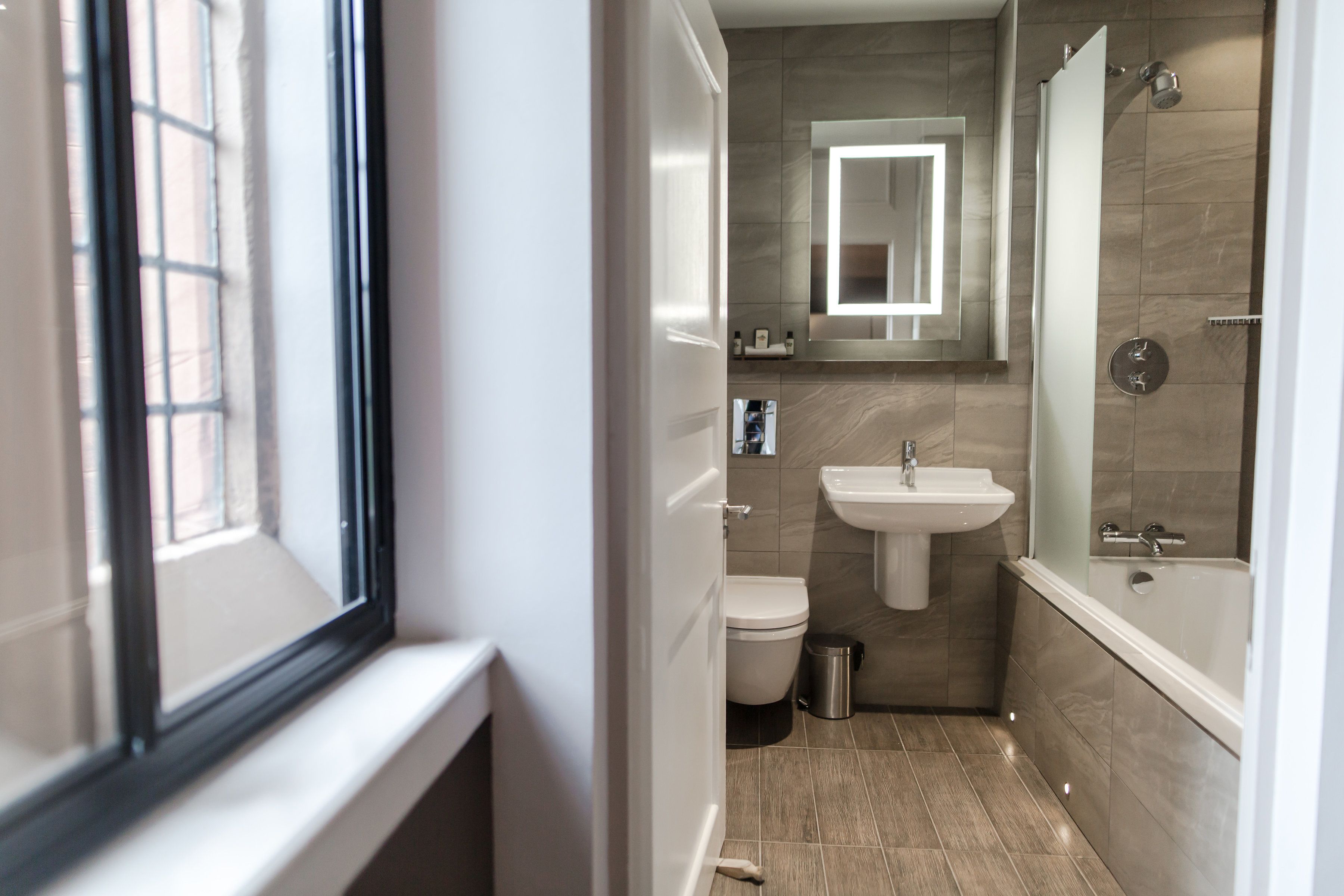 classic double room | bathroom | free toiletries, towels