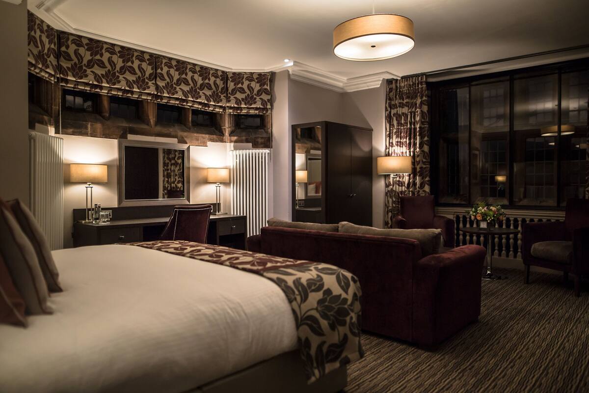 classic suite | in-room safe, individually decorated, individually furnished, desk