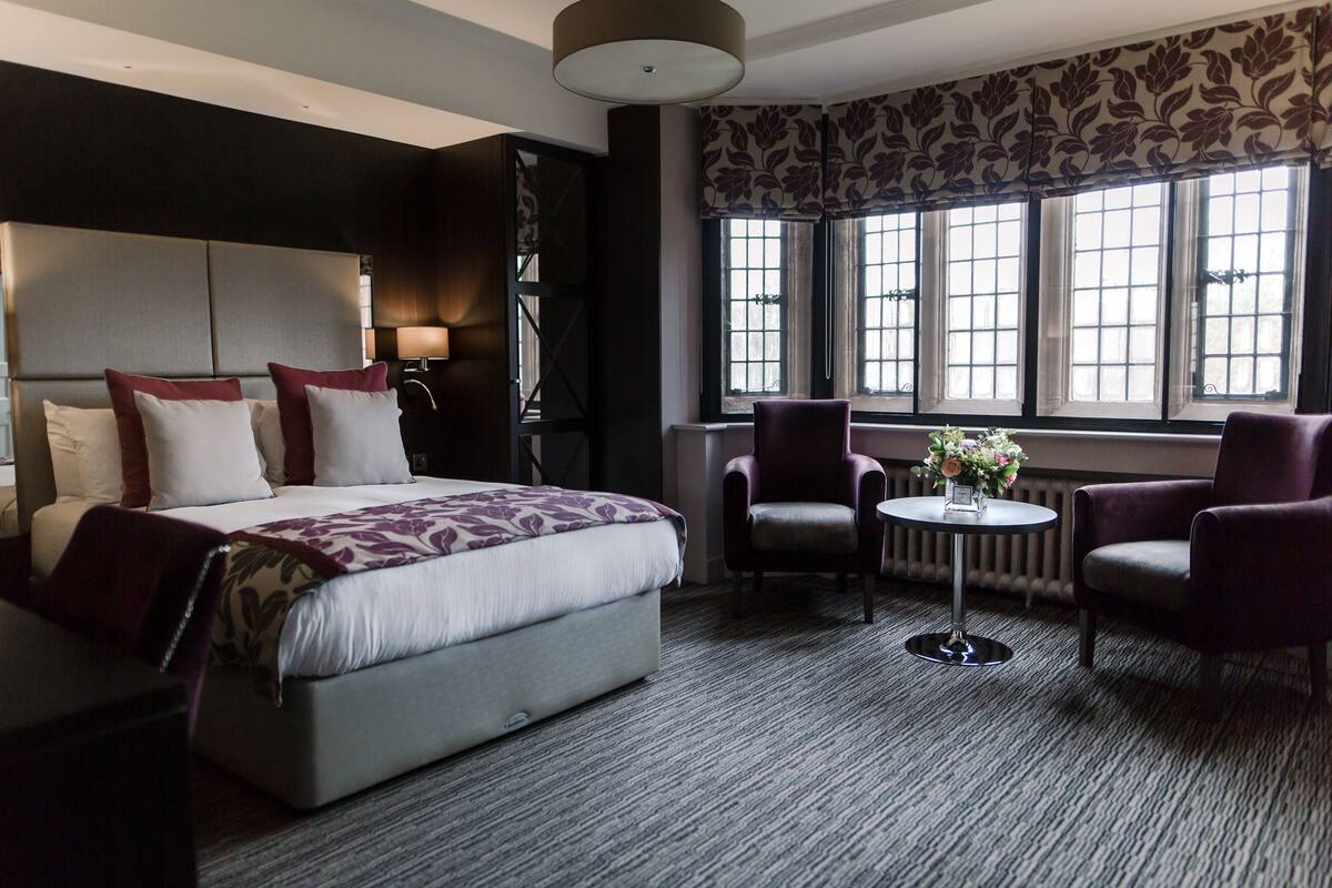 deluxe classic | in-room safe, individually decorated, individually furnished, desk