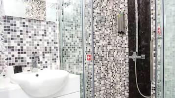 Deluxe Double Room | Bathroom | Shower, hair dryer, slippers, towels