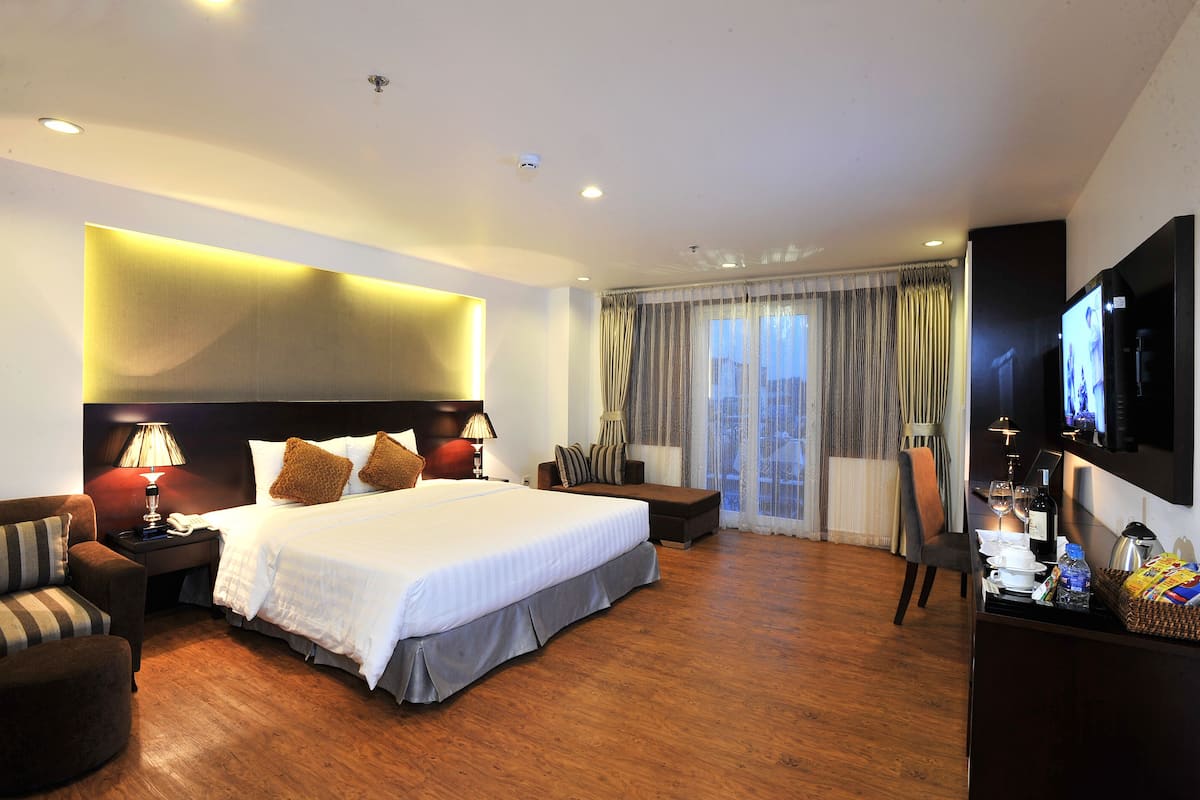 Executive Suite, 1 King Bed | Premium bedding, in-room safe, desk, soundproofing