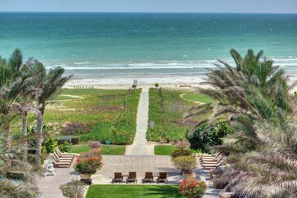 On the beach - Crowne Plaza Duqm by IHG (Duqm)