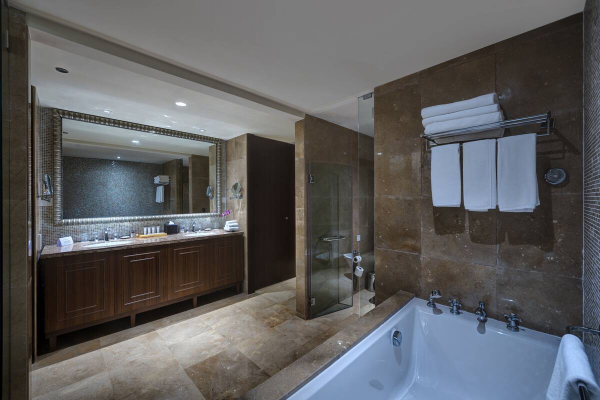 Combined shower/tub, rainfall showerhead, eco-friendly toiletries