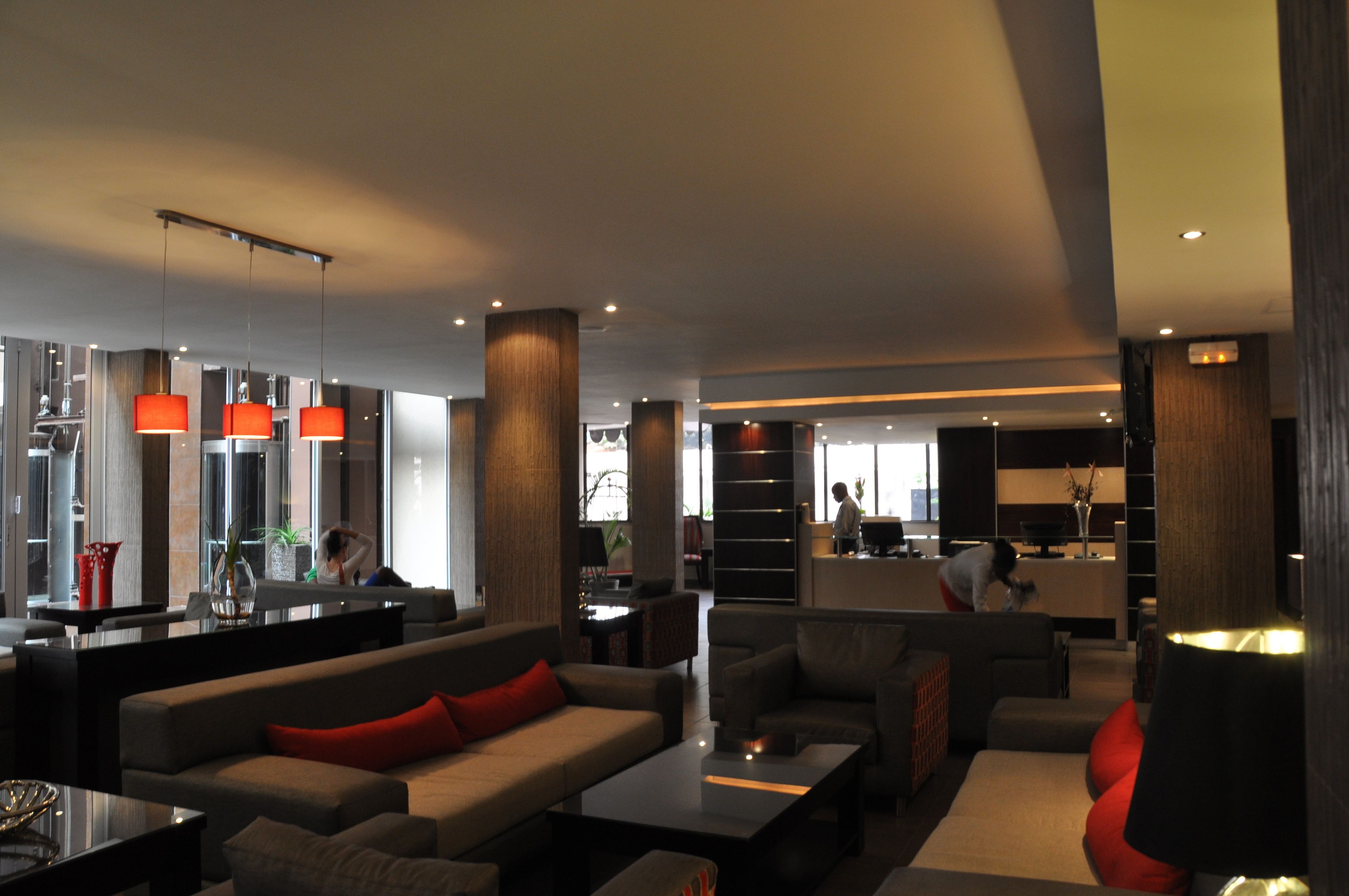 Eine moderne Hotelhalle mit Sofas, einem Couchtisch und einer Rezeption.