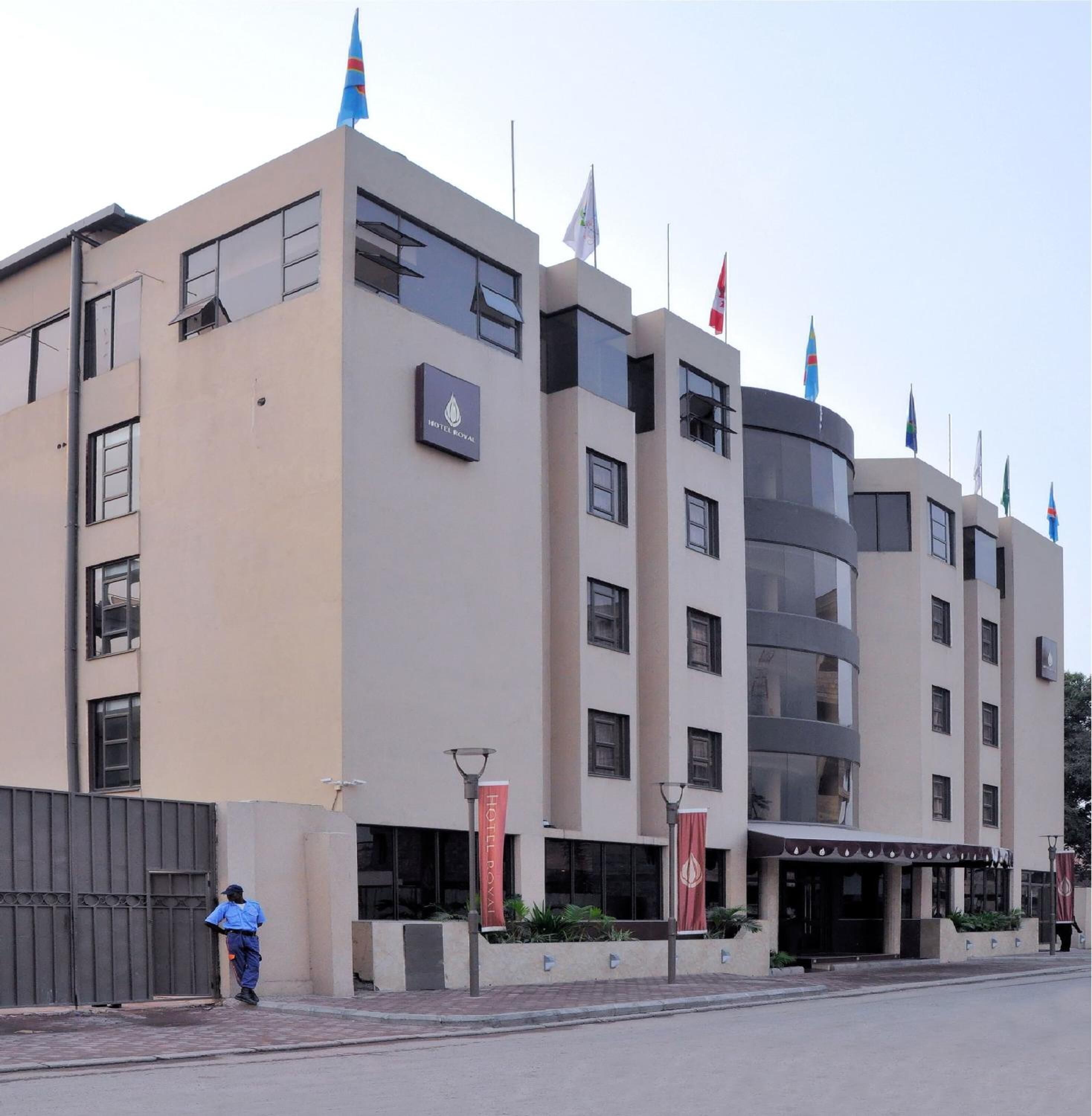 Ein mehrgeschossiges Hotel mit moderner Fassade, mehreren Flaggen und einem markanten Eingang.