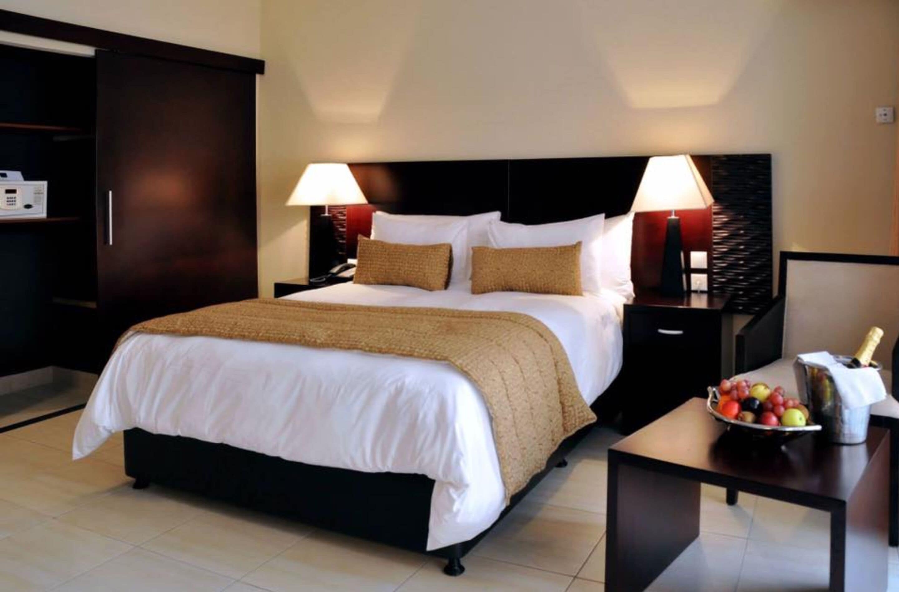 executive suite | egyptian cotton sheets, premium bedding, down duvets, tempur-pedic beds