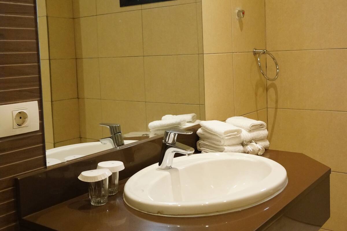 hydromassage showerhead, designer toiletries, hair dryer, towels