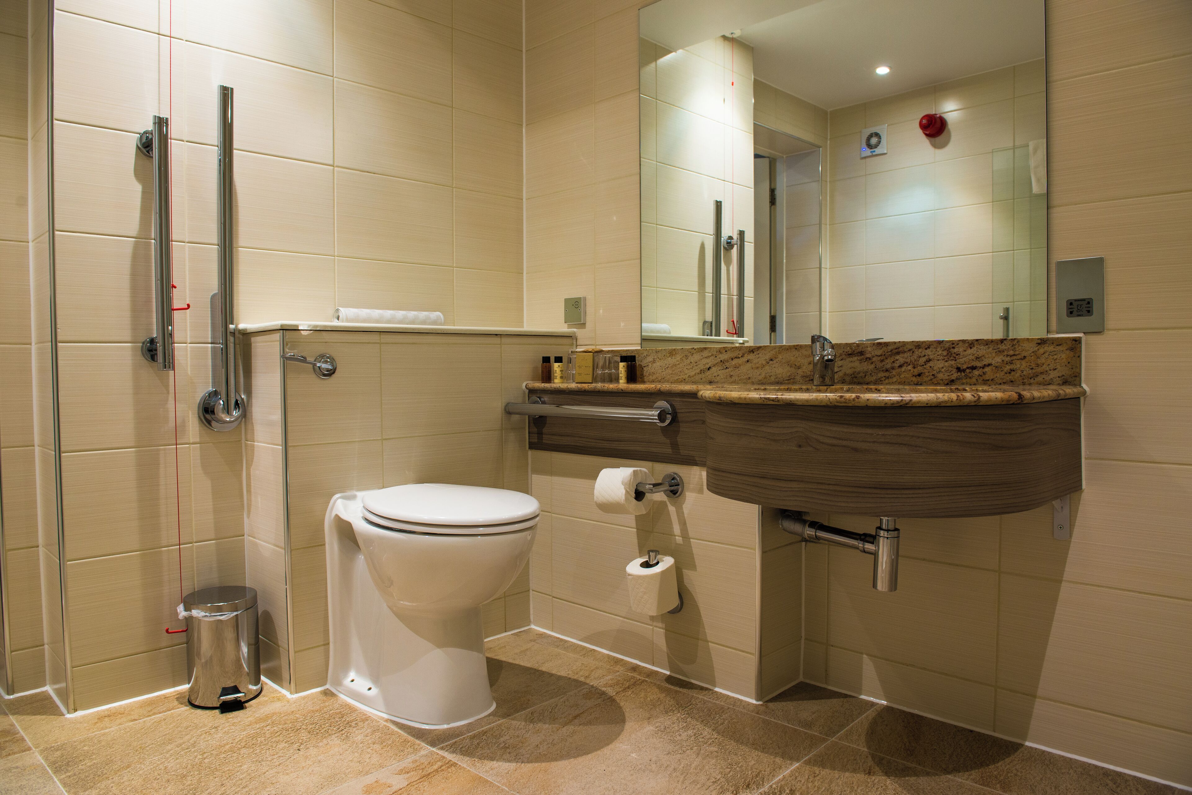 Un baño moderno con inodoro, lavabo y ducha.