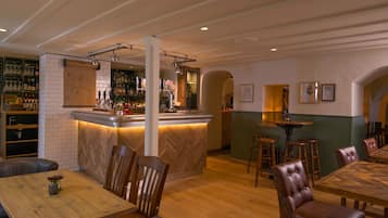 Un restaurante con barra, mesas y sillas de madera.