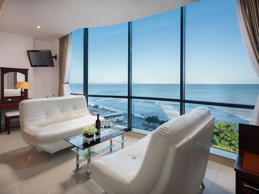 Minibar, in-room safe, free WiFi