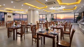 Se sirven desayunos, comidas, cenas y mariscos