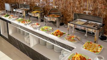 Daily cooked-to-order breakfast (VND 80000 per person)