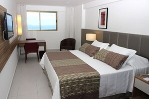 Minibar, Zimmersafe, Schreibtisch, Verdunkelungsvorhänge