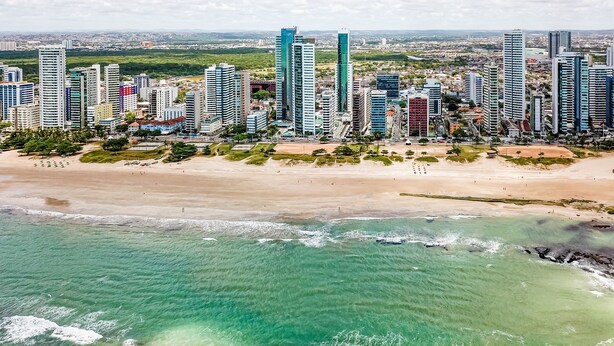 Una playa cerca, arena blanca