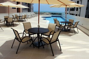 Serveert ontbijt, lunch, diner, strandzicht