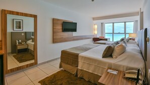Minibar, caja de seguridad en la habitación y escritorio 