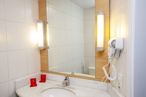 Shower, eco-friendly toiletries, hair dryer, towels - ibis Recife Boa Viagem (Recife)