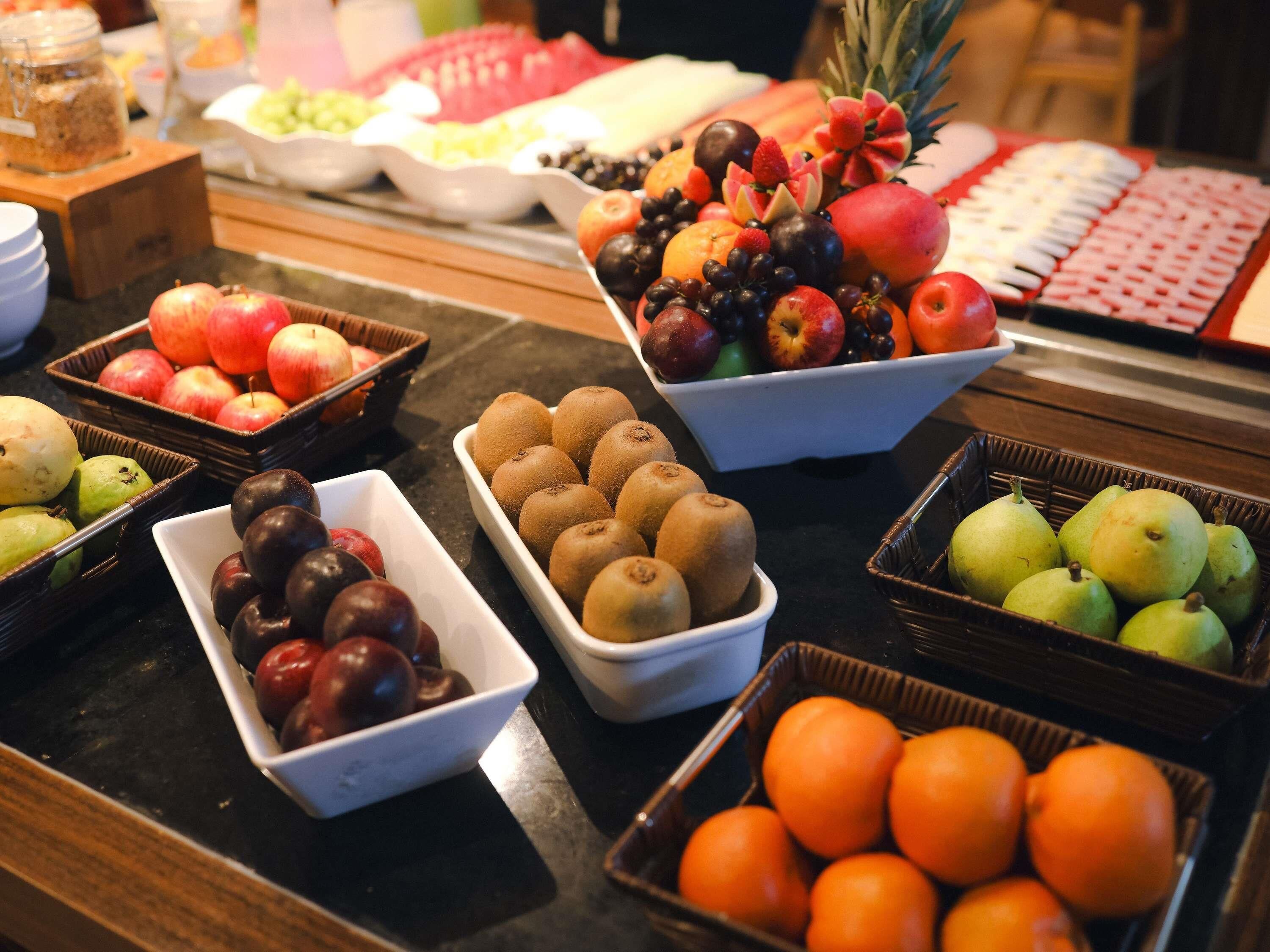 Un bufé con diversas frutas y verduras.