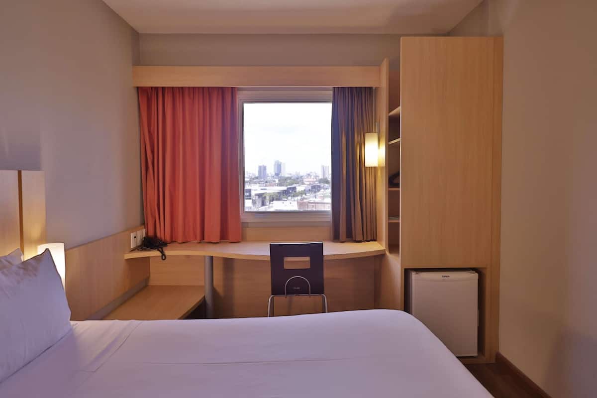 Minibar, caja de seguridad en la habitación y escritorio