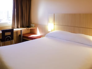 Standardzimmer, 1 Doppelbett | Minibar, Zimmersafe, Schreibtisch, Verdunkelungsvorhänge