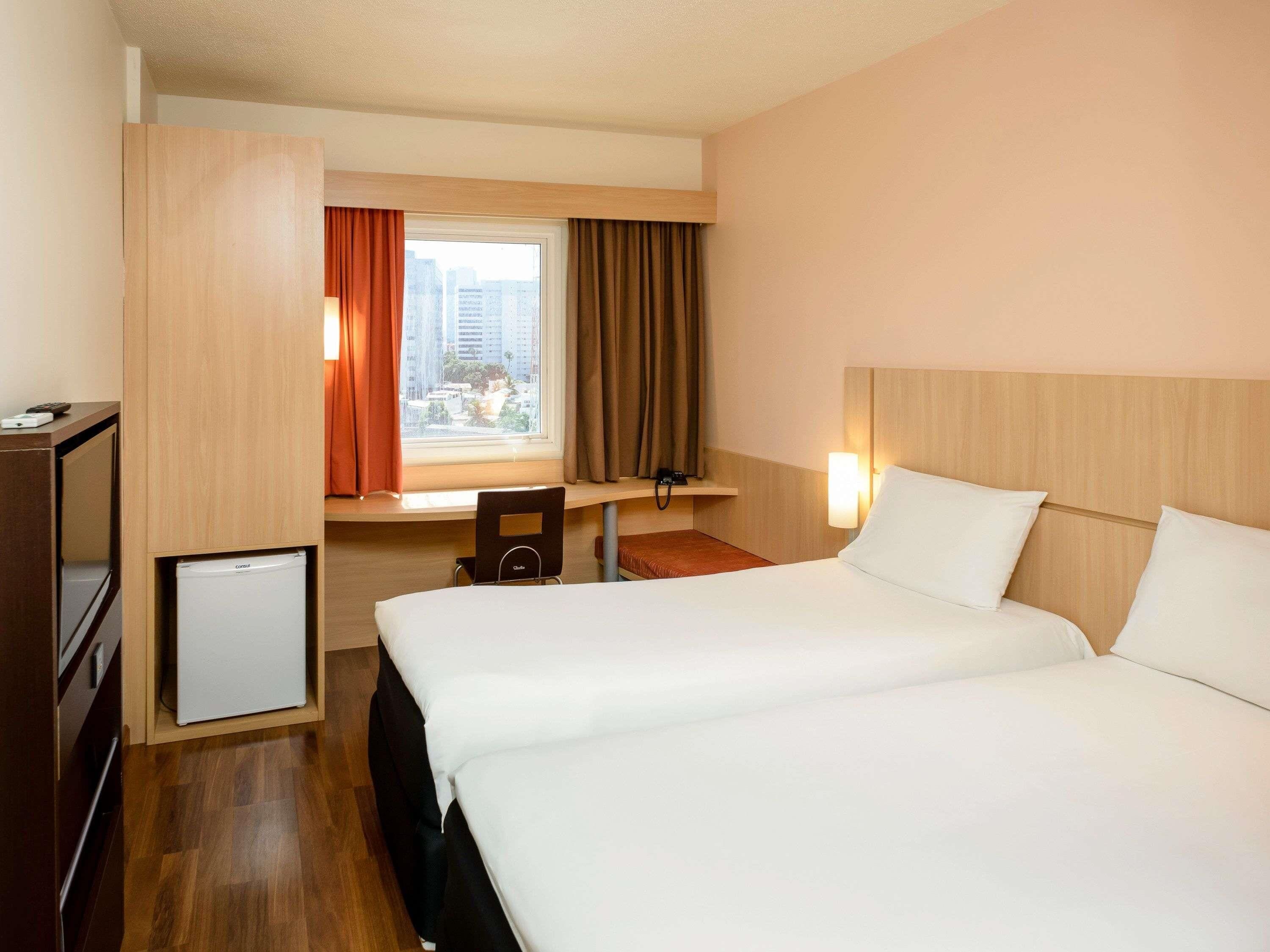 Minibar, coffre-fort, bureau, rideaux d’obscurcissement