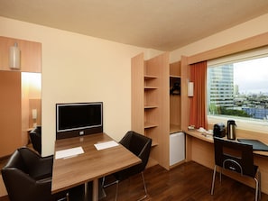 Minibar, Zimmersafe, Schreibtisch, Verdunkelungsvorhänge
