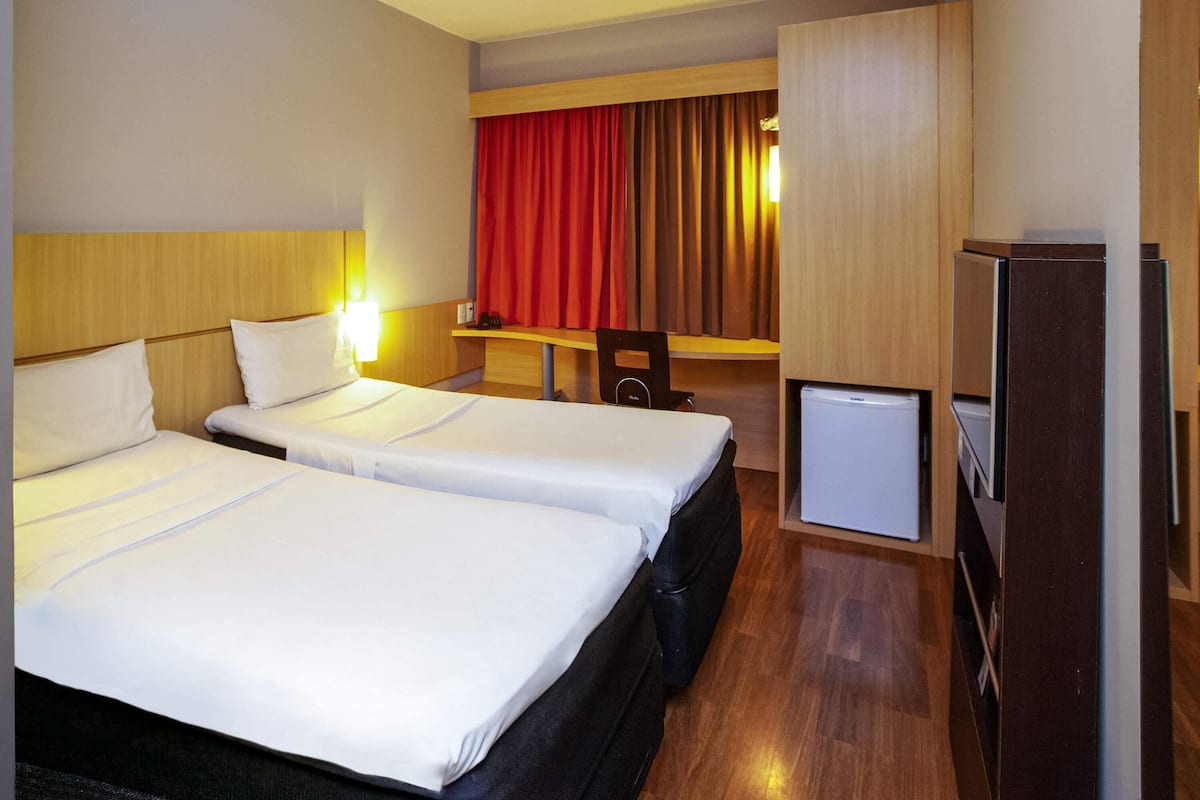 Habitación estándar con 2 camas individuales, 2 camas individuales | Minibar, caja de seguridad en la habitación y escritorio