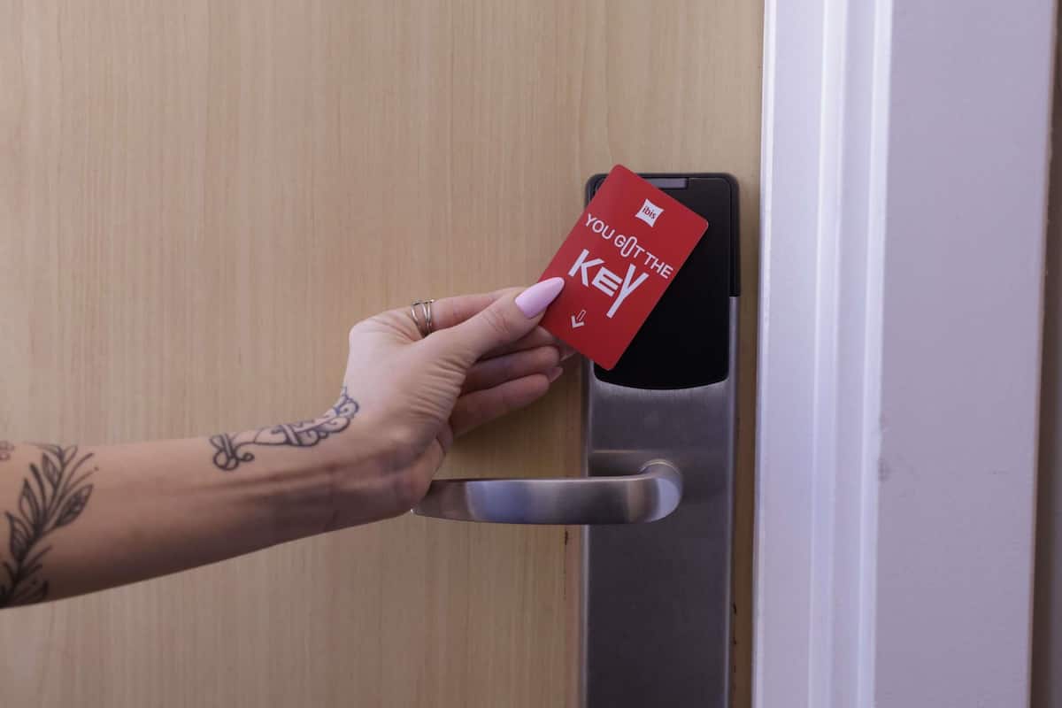 Minibar, caja de seguridad en la habitación y escritorio