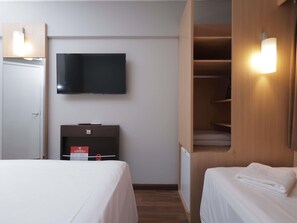 Chambre Standard, plusieurs lits | Minibar, coffres-forts dans les chambres, bureau, rideaux occultants