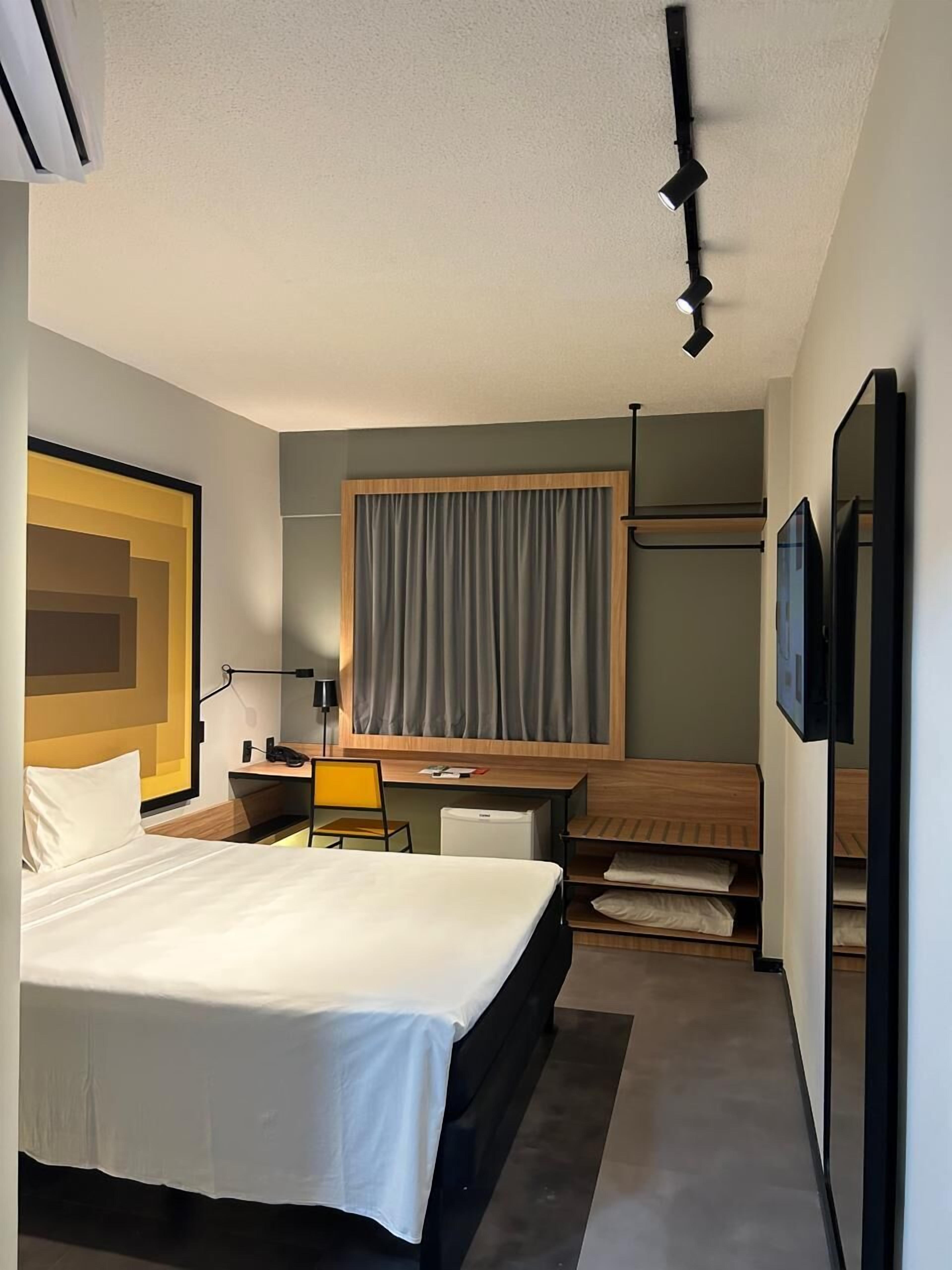 Quarto superior, 1 cama de casal | Frigobar, cofres nos quartos, escrivaninha, cortinas blackout