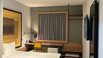 Quarto superior, 1 cama de casal | Frigobar, cofres nos quartos, escrivaninha, cortinas blackout