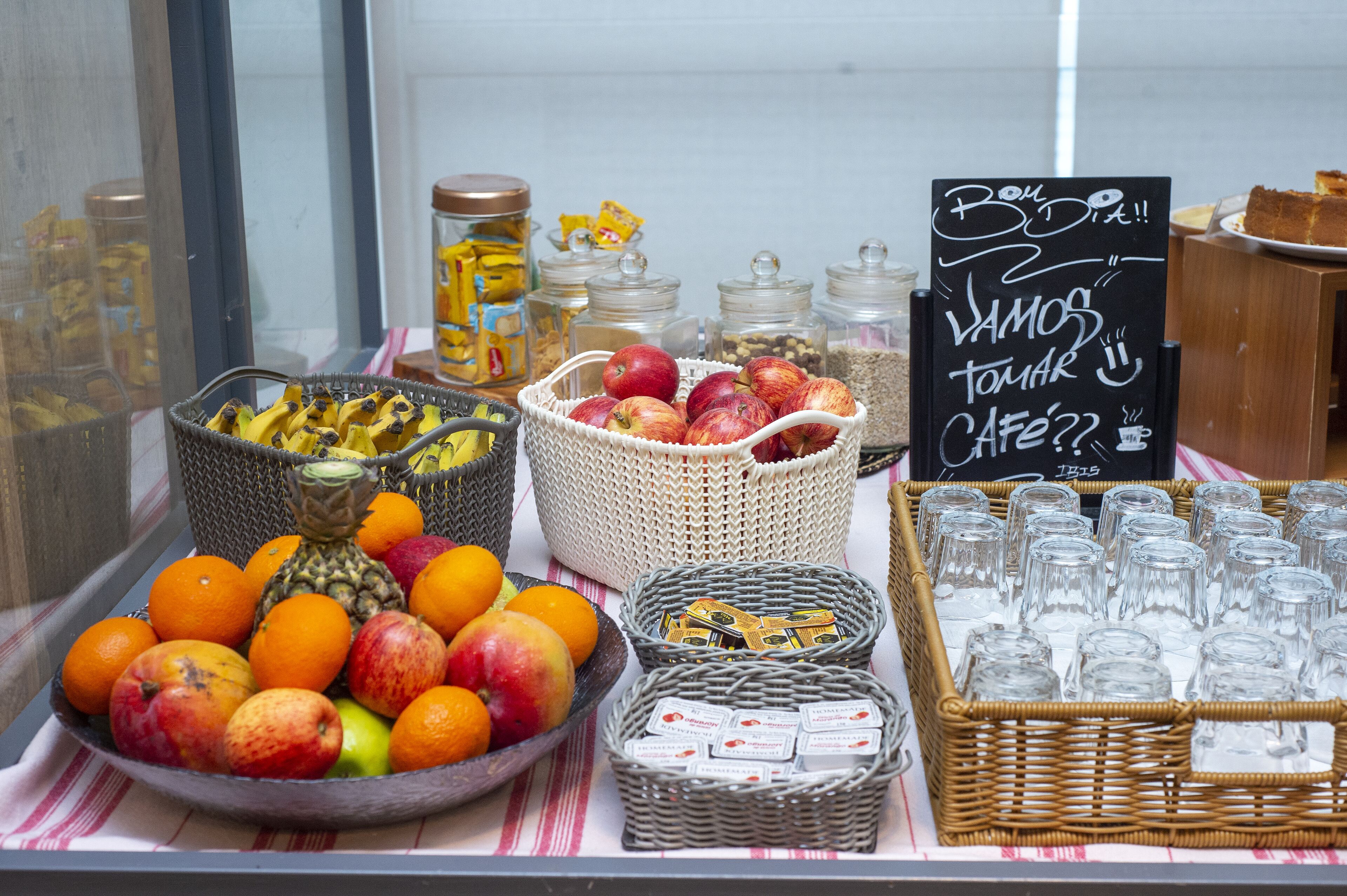 daily buffet breakfast (brl 51 per person)