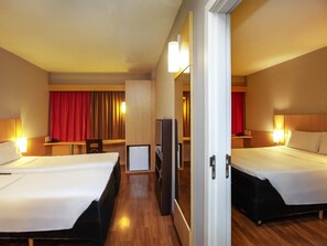 Minibar, brankas, meja kerja, dan tirai kedap cahaya