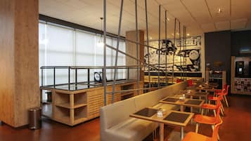 Daily buffet breakfast (BRL 51 per person)