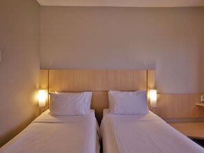 Quarto duplo standard, 2 camas de solteiro | Frigobar, cofres nos quartos, escrivaninha, cortinas blackout