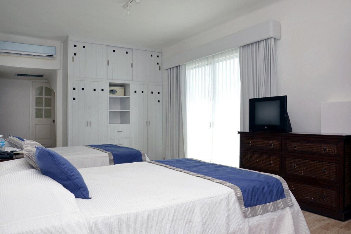Minibar, in-room safe, laptop workspace, blackout drapes