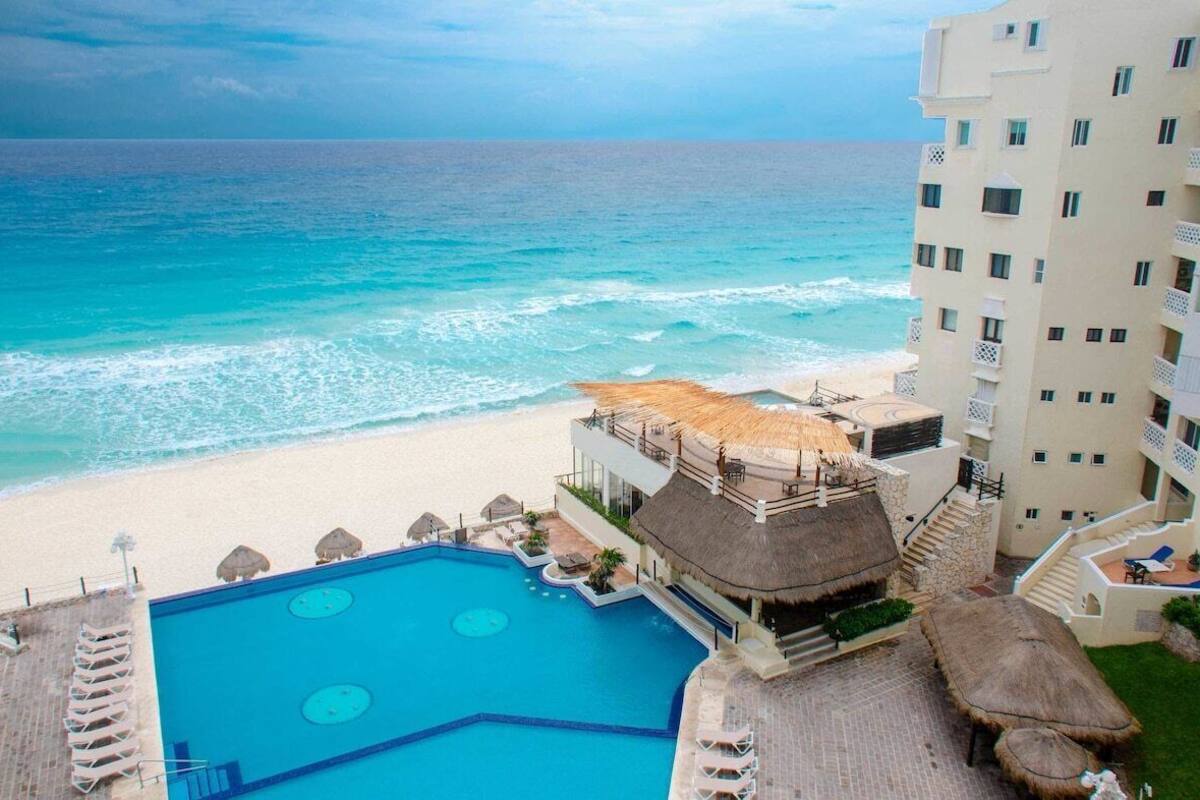 Standard Room, Ocean View | Minibar, in-room safe, laptop workspace, blackout drapes