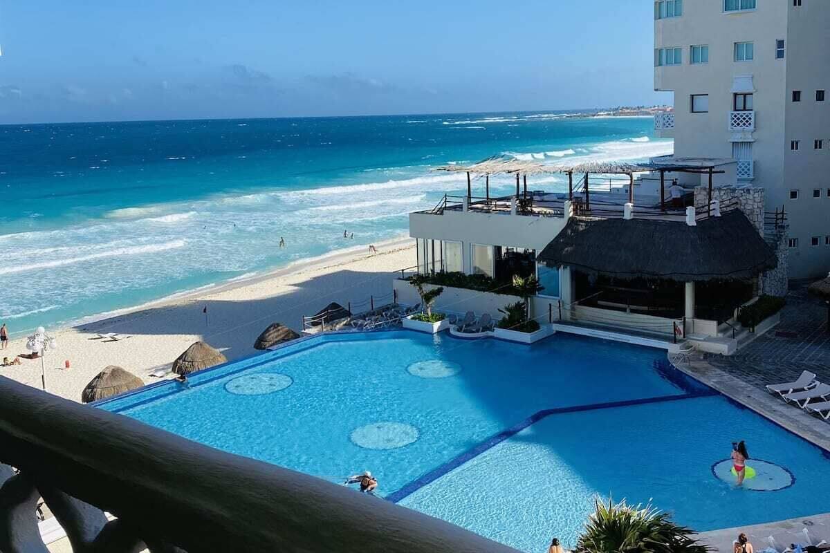 Habitación estándar, vistas al mar | Minibar, caja fuerte, espacio para trabajar con un portátil