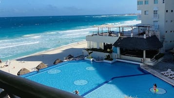 Standard Room, Ocean View | Minibar, in-room safe, laptop workspace, blackout curtains