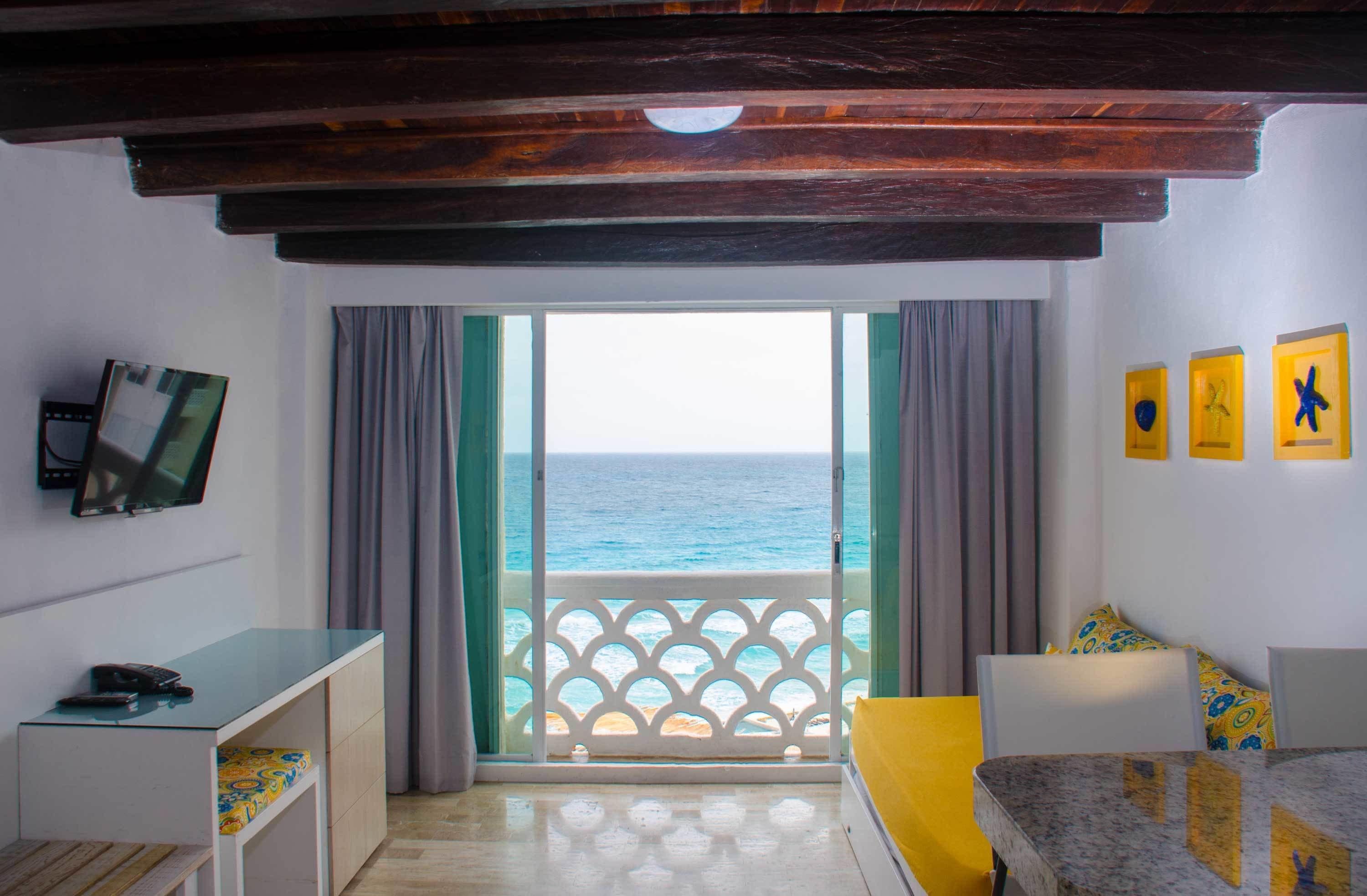 Master Suite | Living room | 38-inch flat-screen TV with cable channels, TV