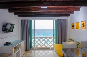 Superior suite, uitzicht op zee (Master) | Woonkamer | Een 38-inch flatscreentelevisie met kabelzenders en televisie