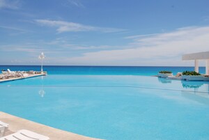 2 piscinas al aire libre, sombrillas, sillones reclinables de piscina