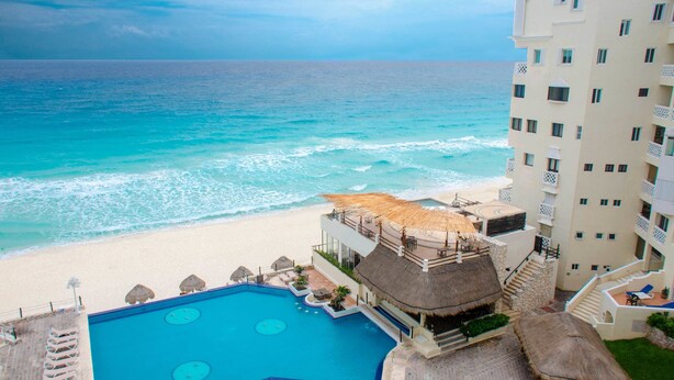 A resort with a swimming pool, beach, and ocean view. - Bsea Cancun Plaza Hotel (Cancun)