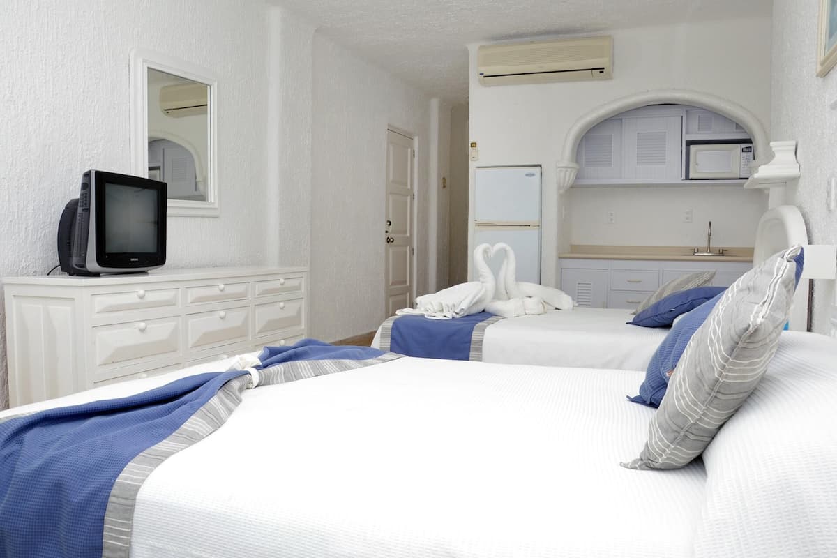 Minibar, in-room safe, laptop workspace, blackout curtains