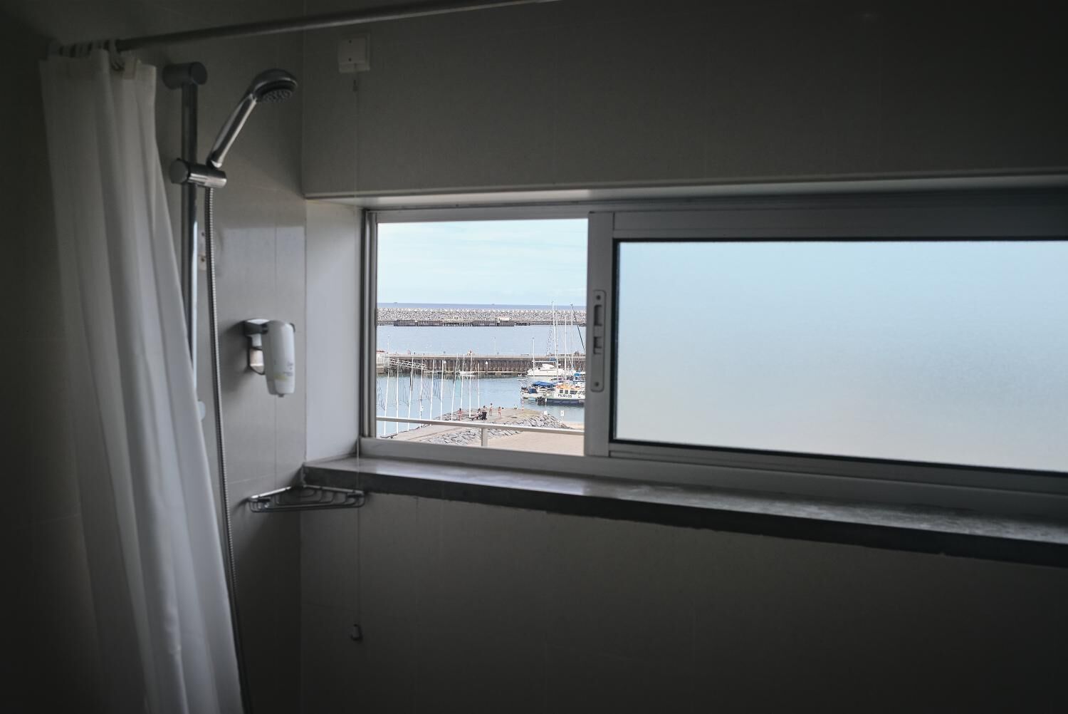 shower, rainfall showerhead, bidet, towels